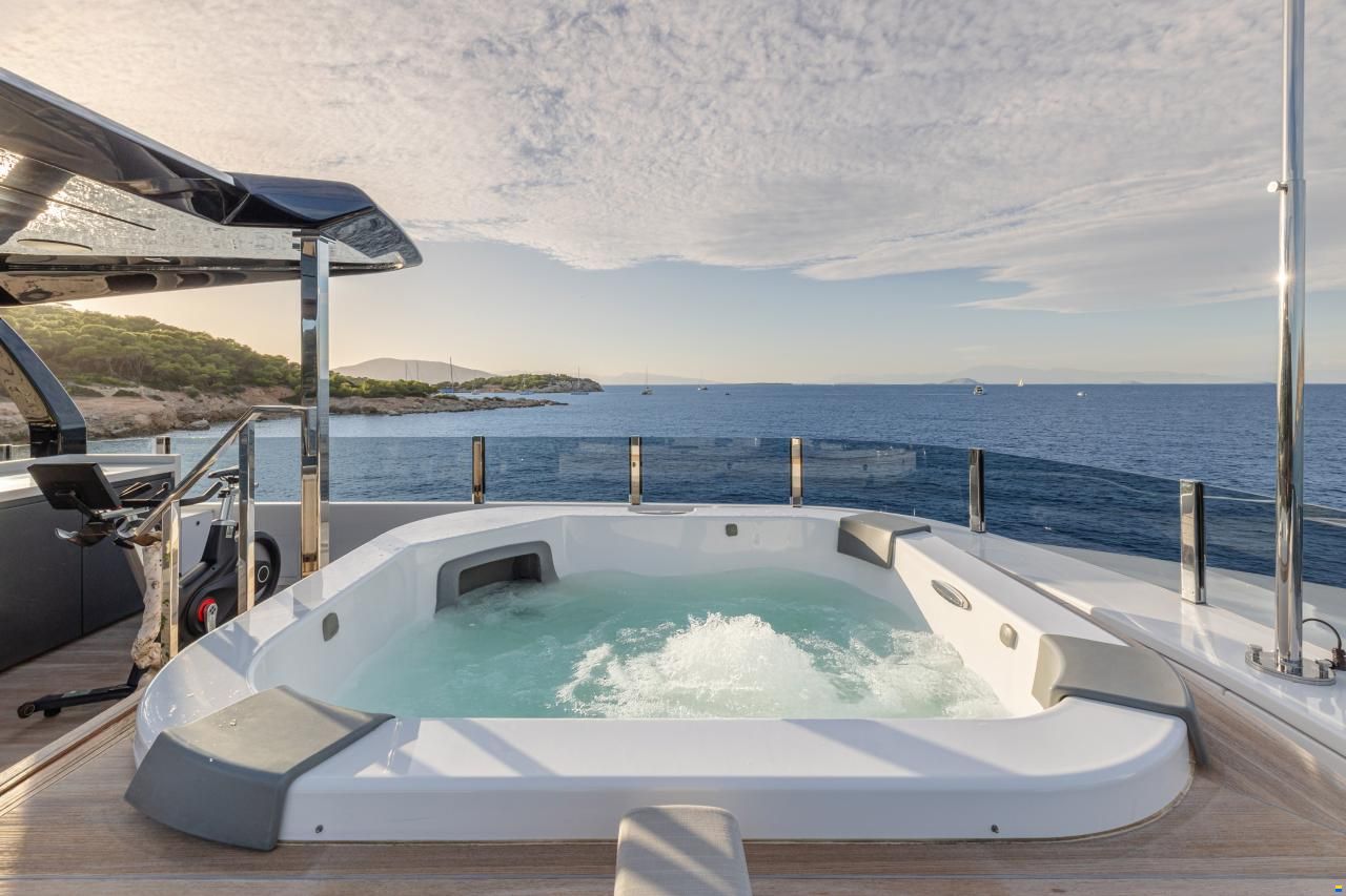 Ferretti Custom Line Navetta 33