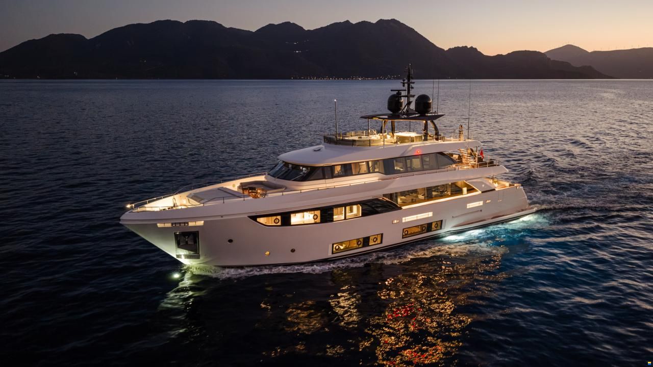 Ferretti Custom Line Navetta 33
