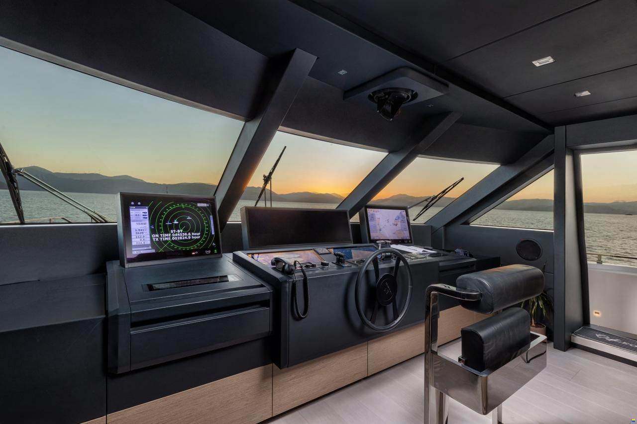 Ferretti Custom Line Navetta 33