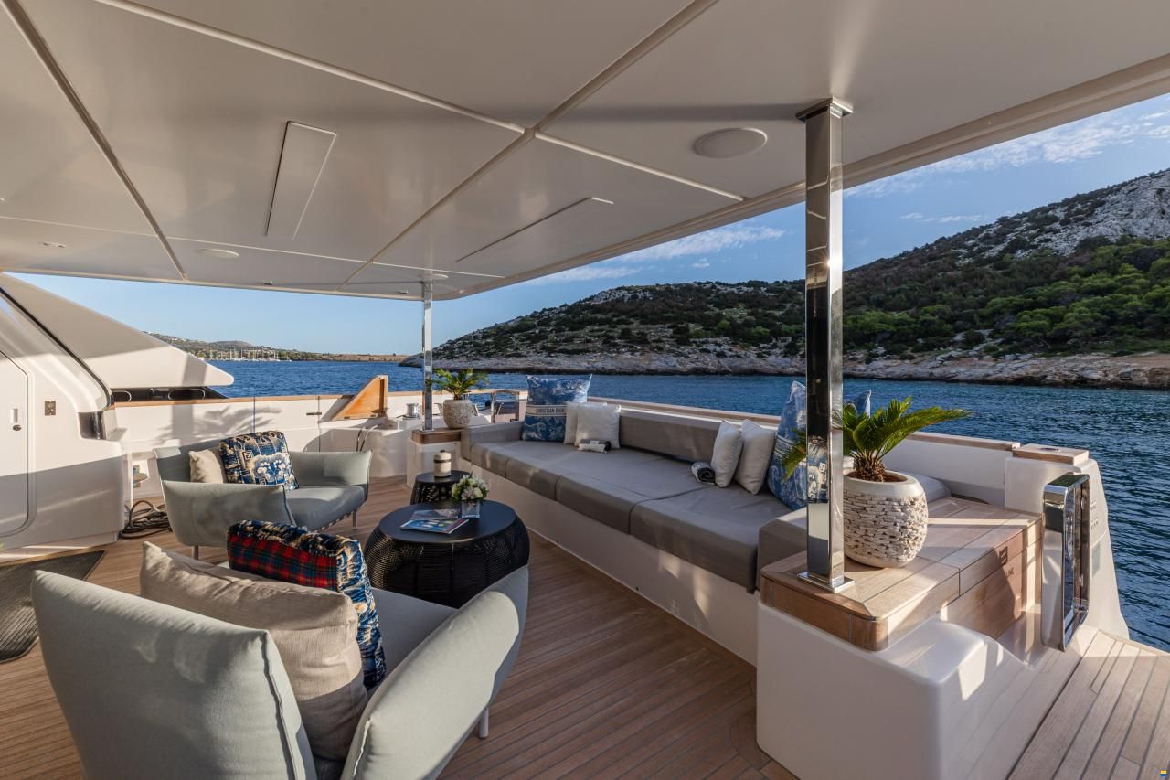 Ferretti Custom Line Navetta 33