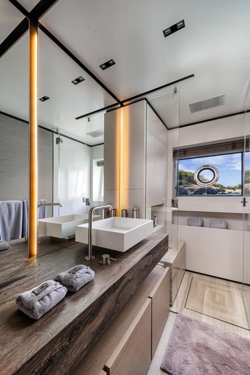 Ferretti Custom Line Navetta 33