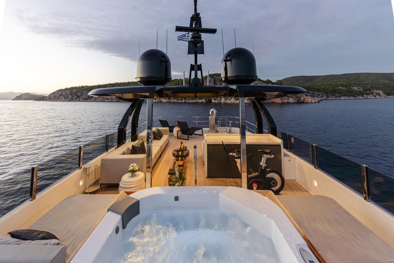 Ferretti Custom Line Navetta 33