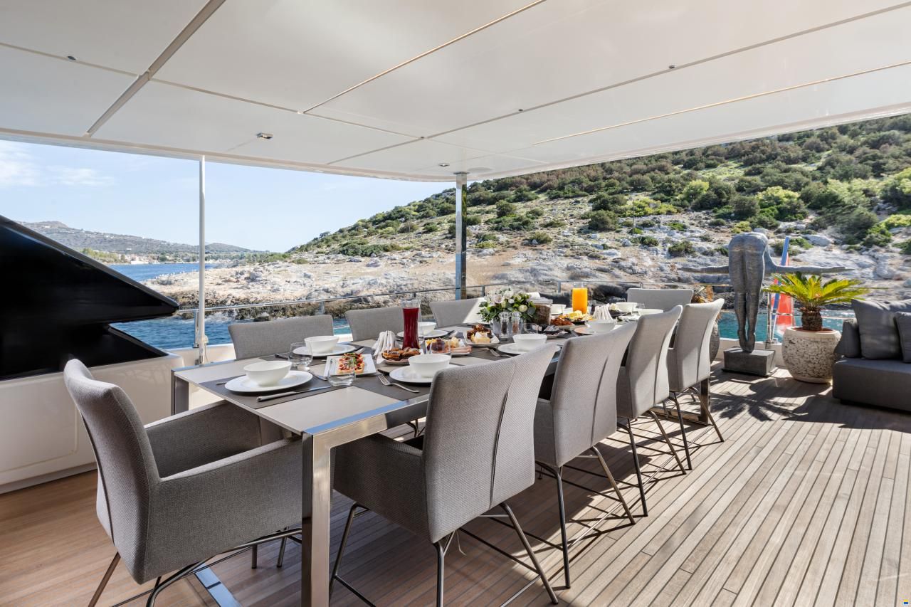 Ferretti Custom Line Navetta 33