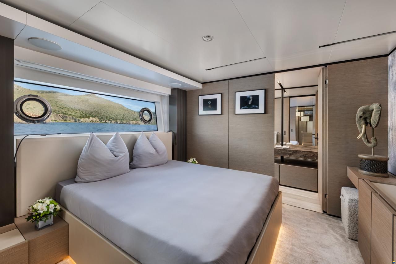 Ferretti Custom Line Navetta 33