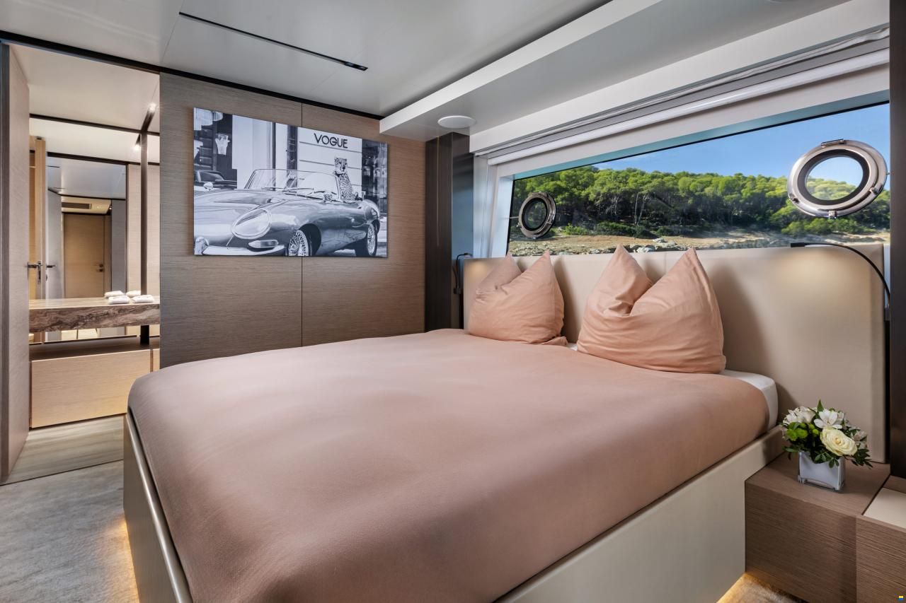 Ferretti Custom Line Navetta 33