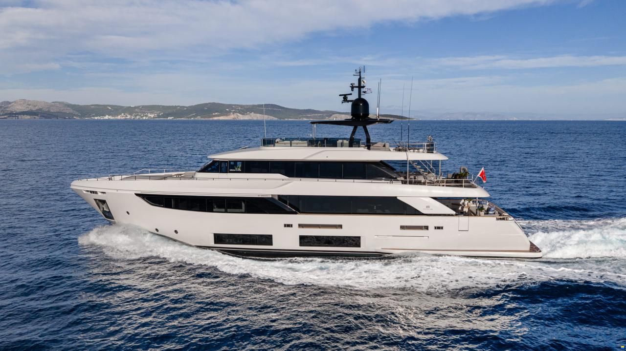 Ferretti Custom Line Navetta 33