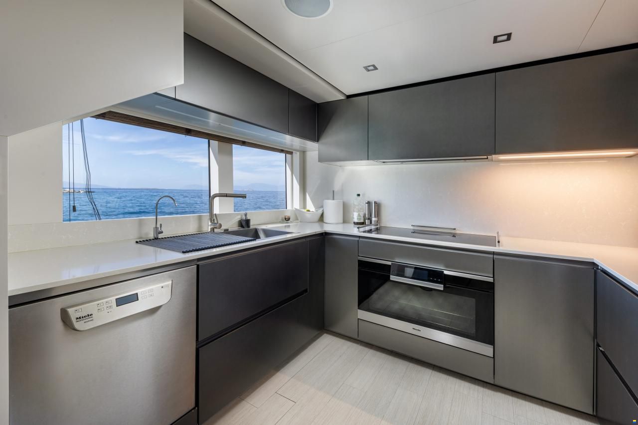 Ferretti Custom Line Navetta 33