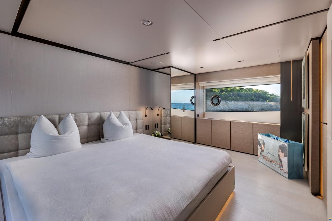 Ferretti Custom Line Navetta 33