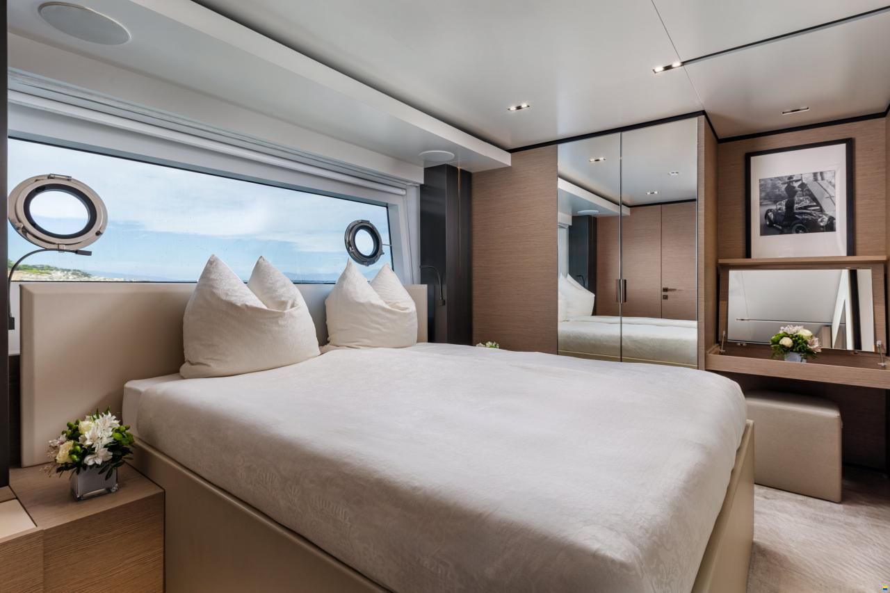 Ferretti Custom Line Navetta 33