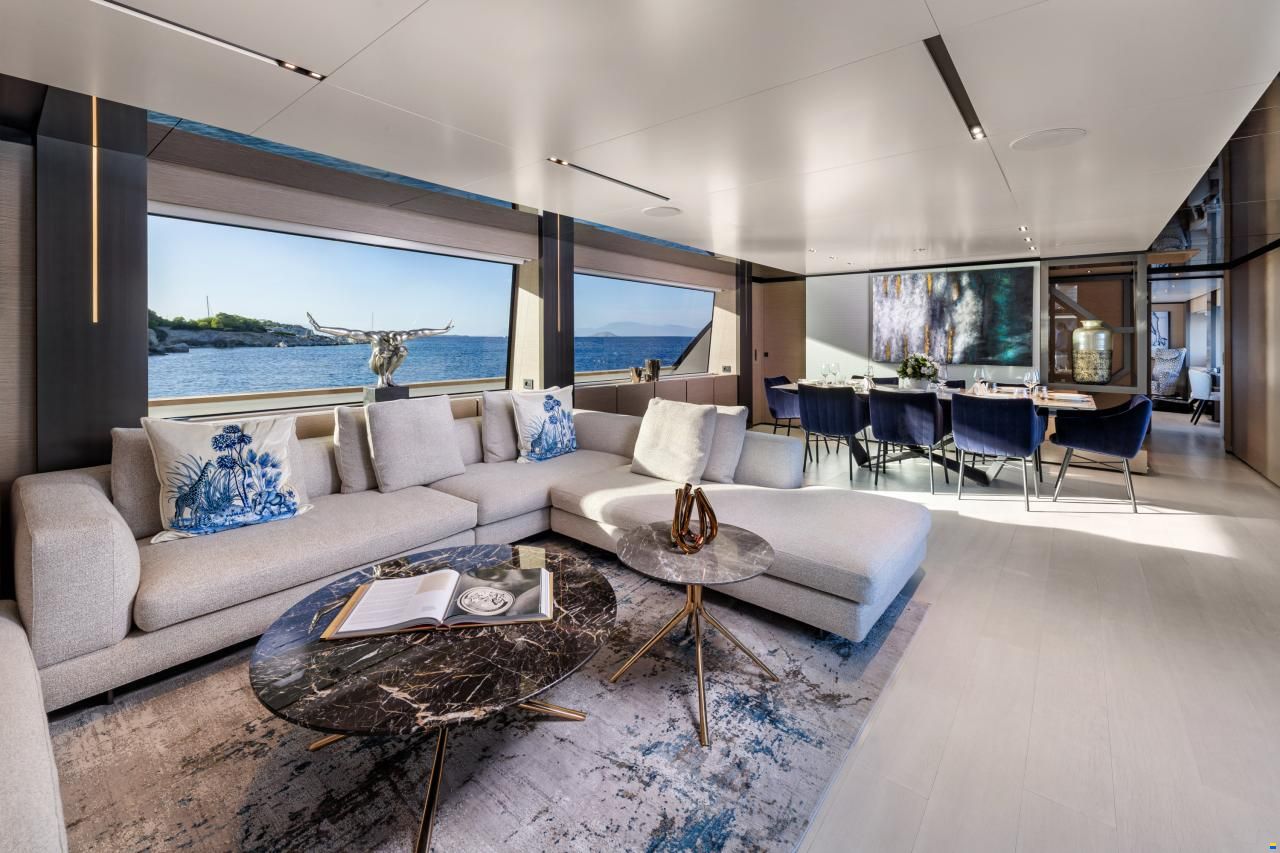 Ferretti Custom Line Navetta 33