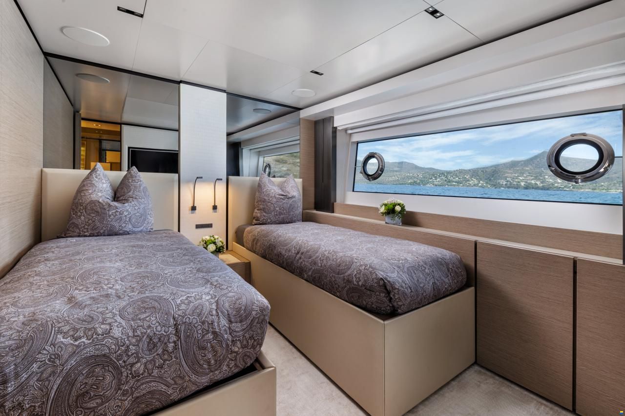Ferretti Custom Line Navetta 33