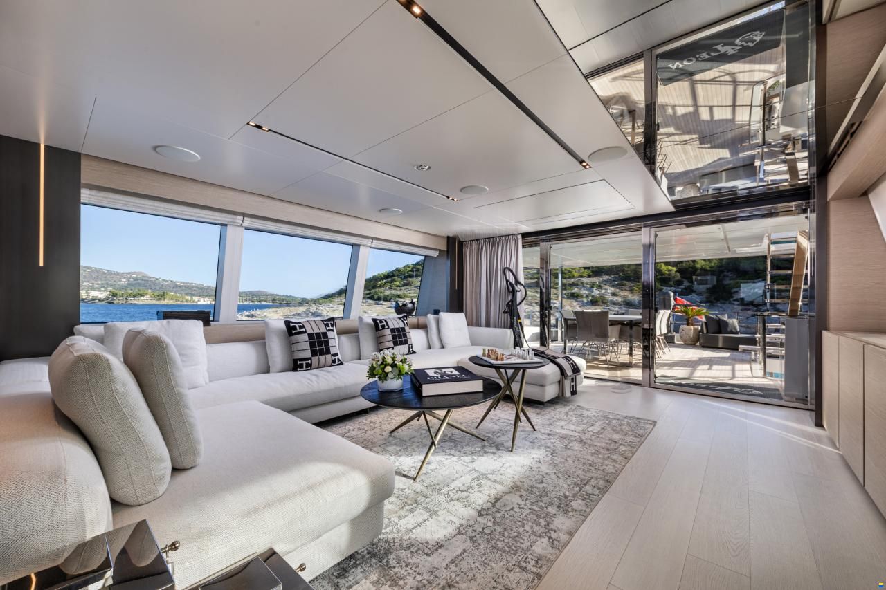 Ferretti Custom Line Navetta 33
