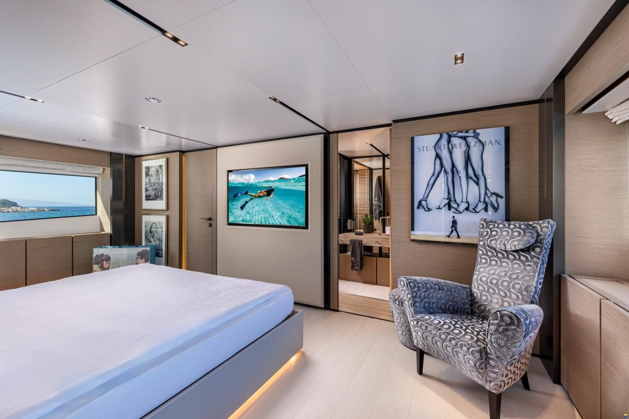 Ferretti Custom Line Navetta 33