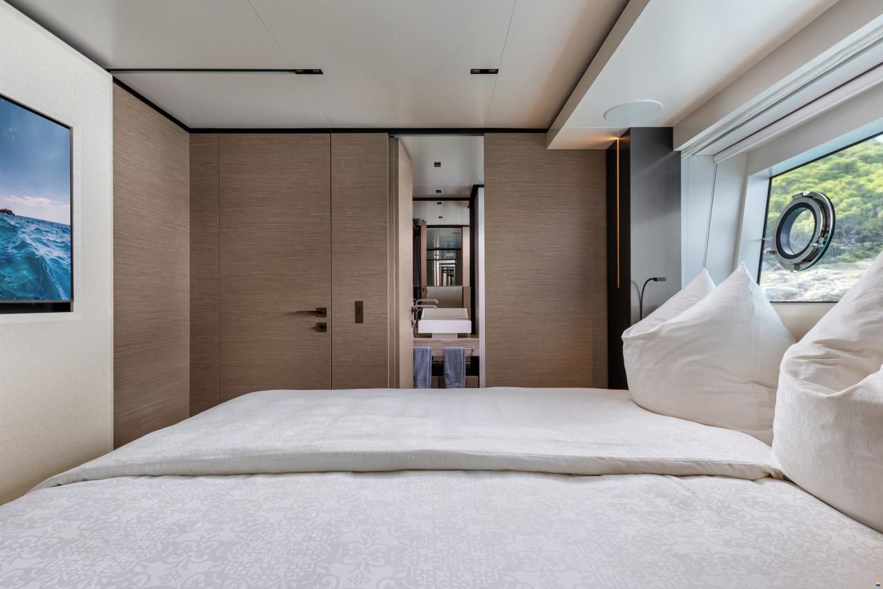 Ferretti Custom Line Navetta 33