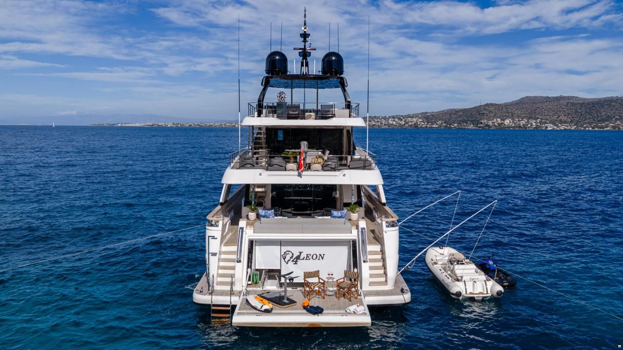 Ferretti Custom Line Navetta 33
