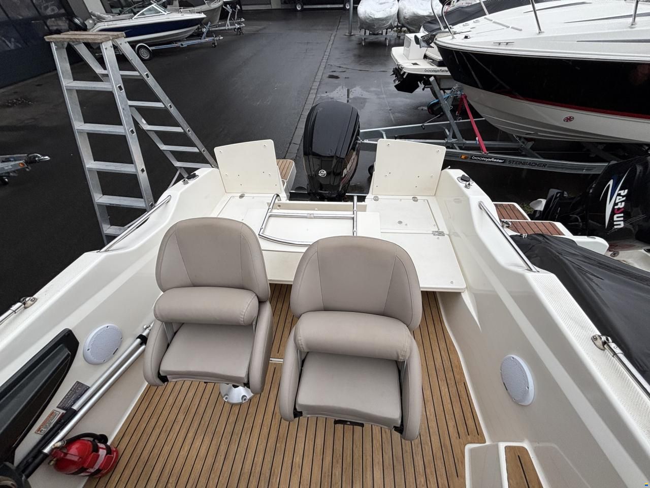 Quicksilver Activ 555 Cabin