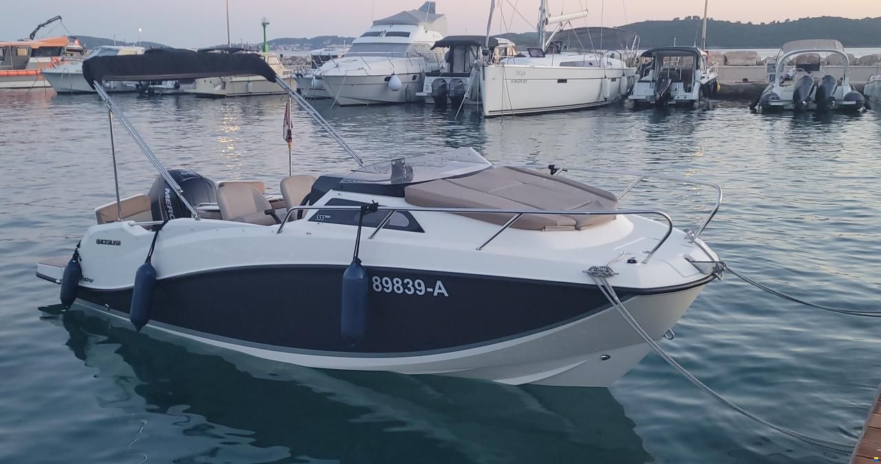 Quicksilver Activ 555 Cabin
