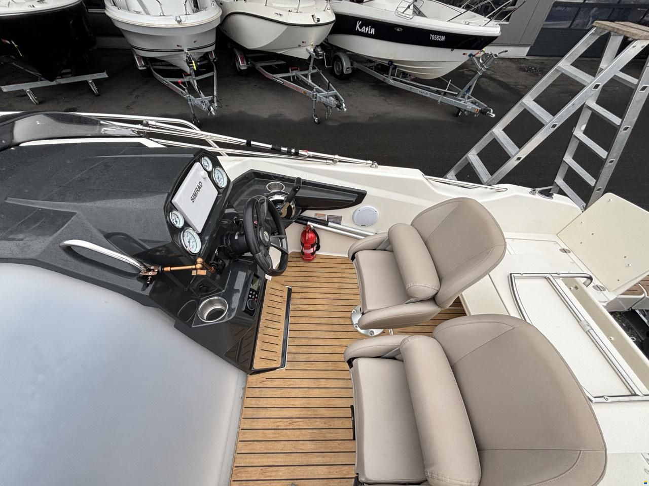 Quicksilver Activ 555 Cabin
