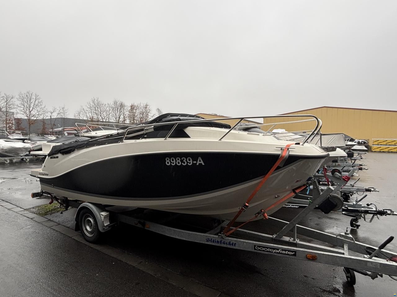 Quicksilver Activ 555 Cabin