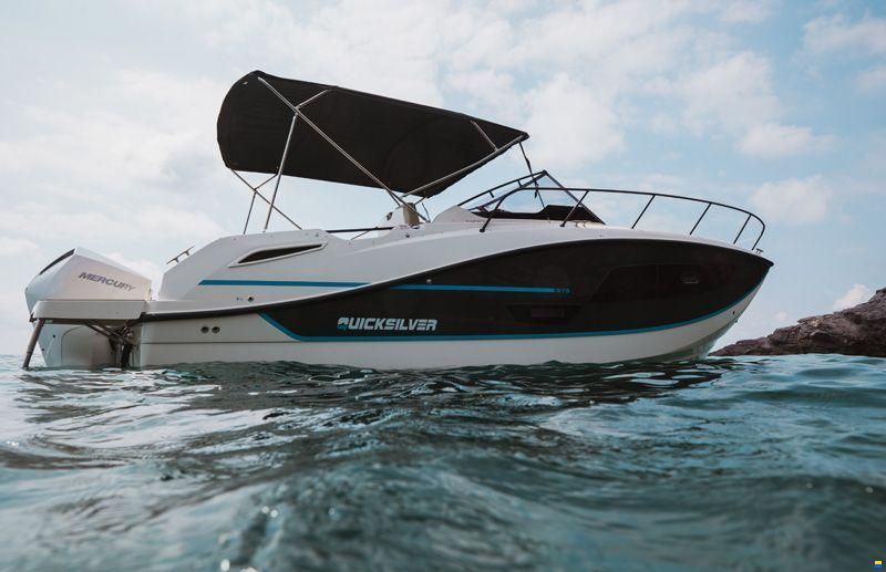 Quicksilver Activ 875 Sundeck