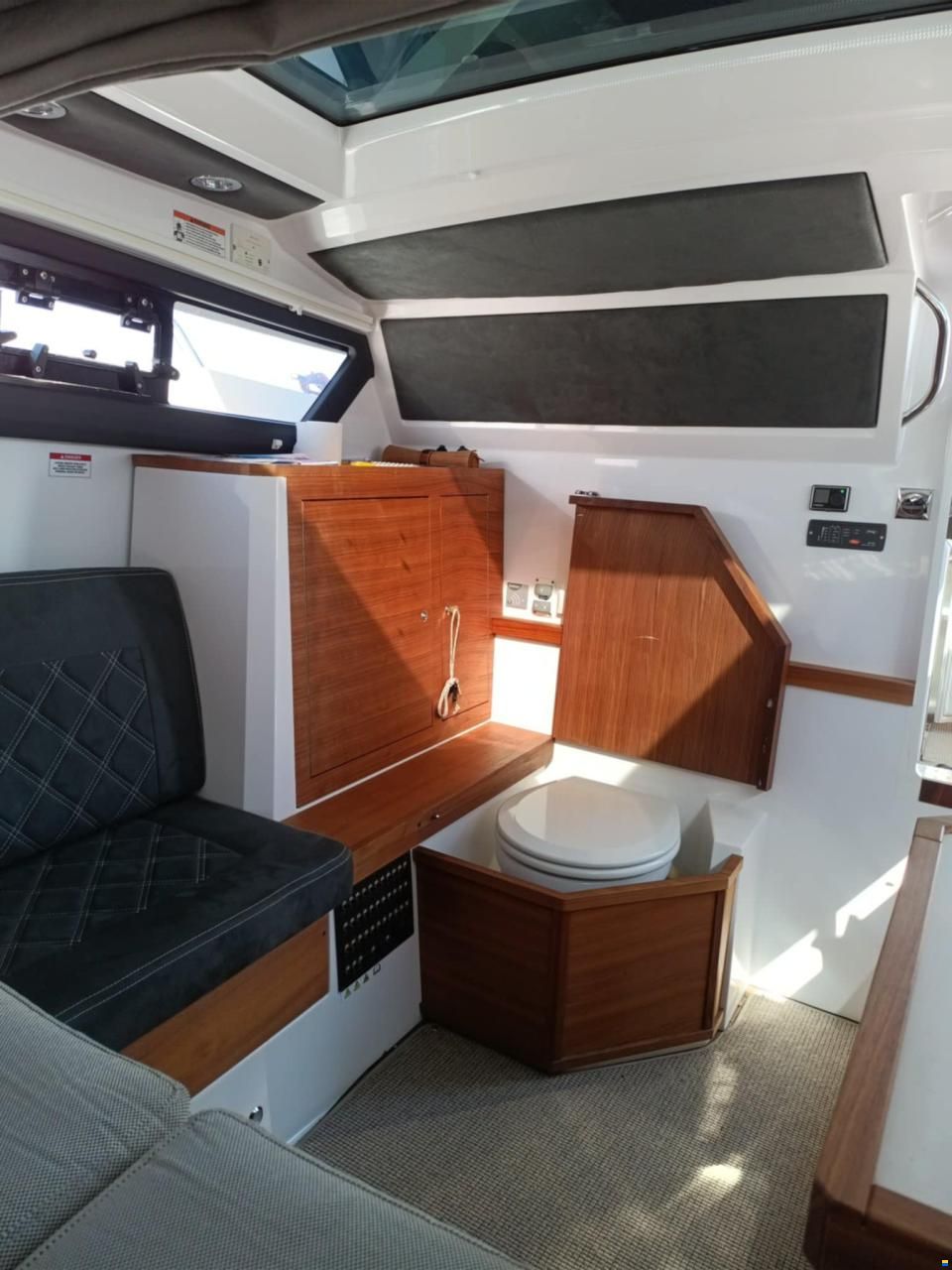 Axopar 37 XC Cross Cabin