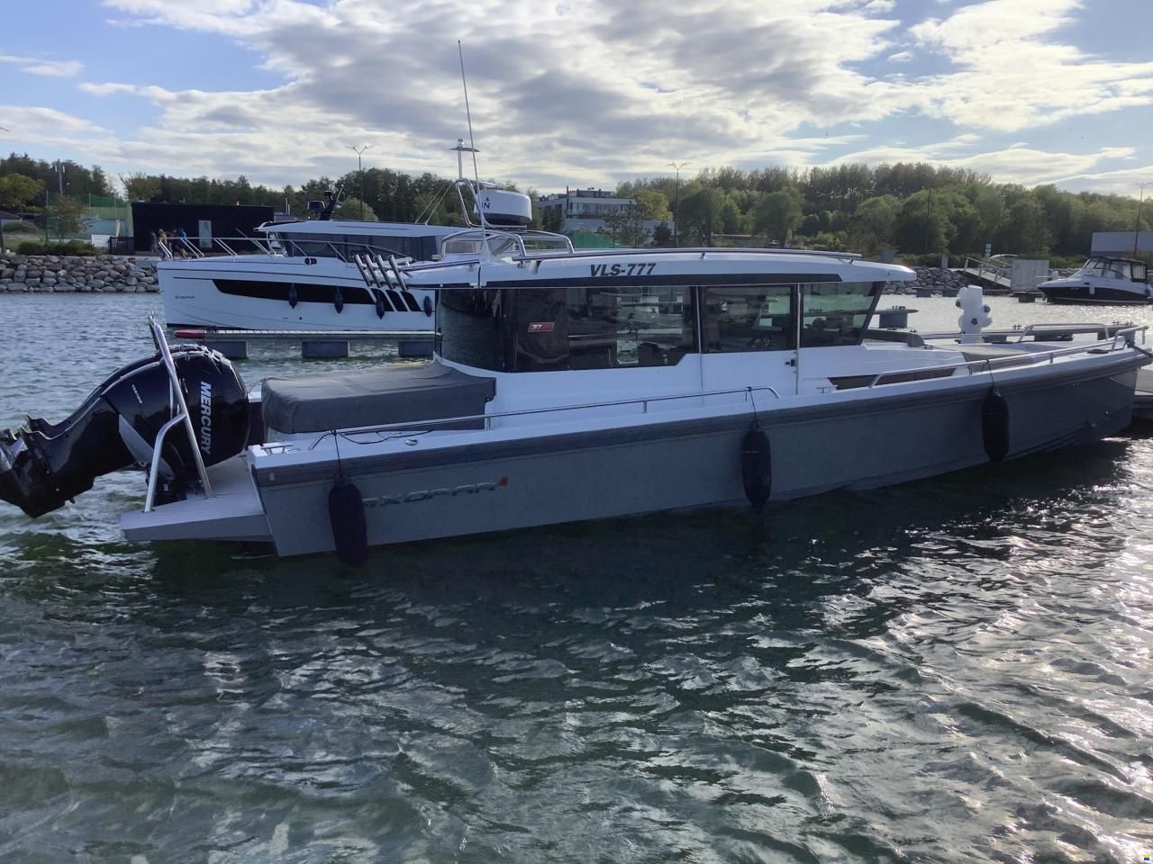 Axopar 37 XC Cross Cabin