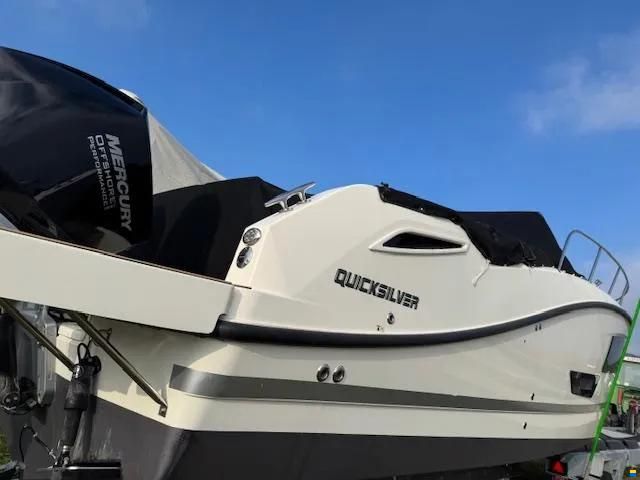 Quicksilver 875 Sundeck