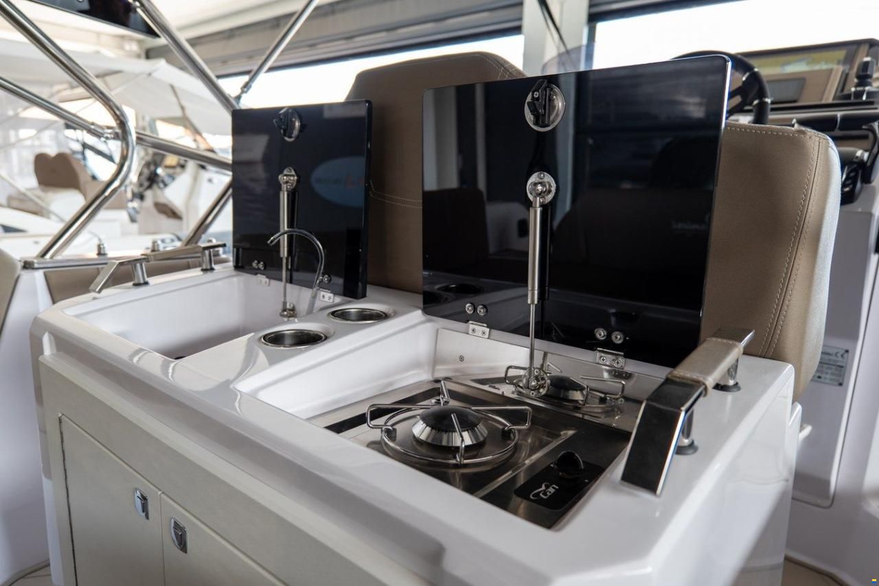 Ranieri Cayman 28 Executive