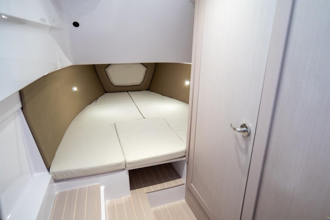 Ranieri Cayman 28 Executive