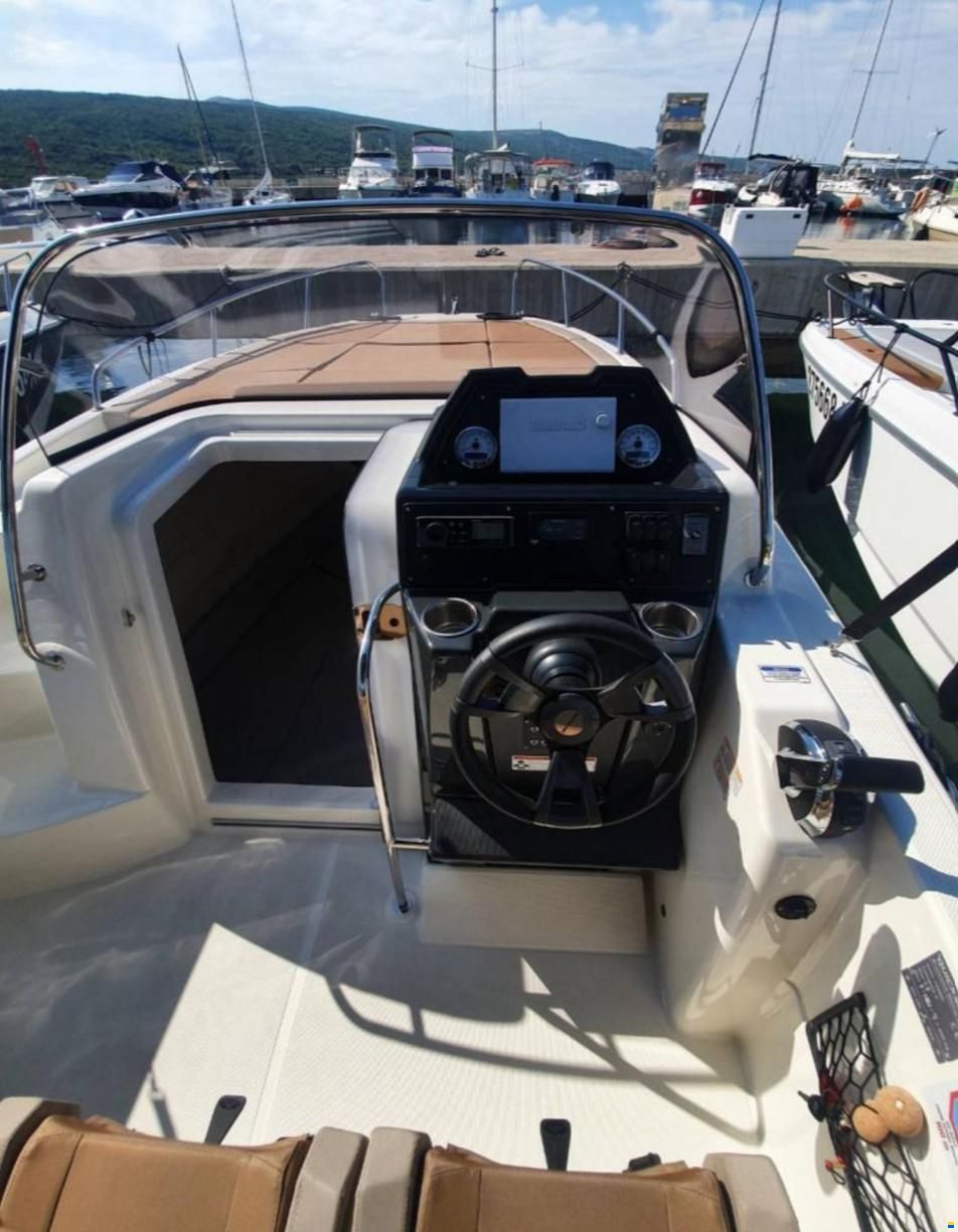Quicksilver Activ 755 Sundeck