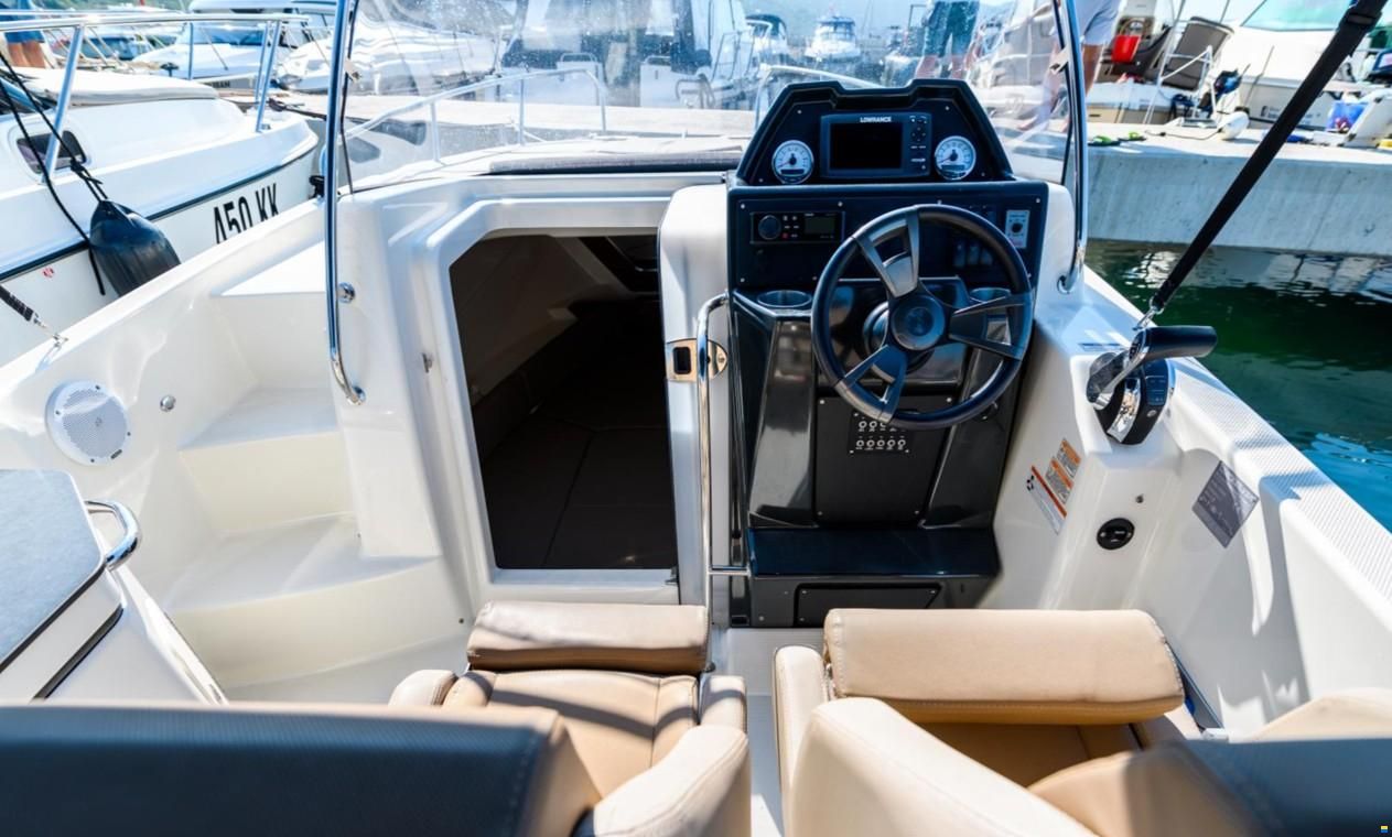 Quicksilver Activ 755 Sundeck