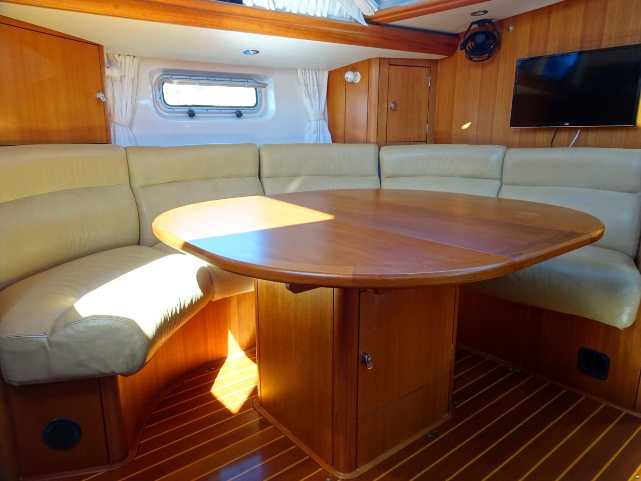 Oyster 485 Deck Saloon