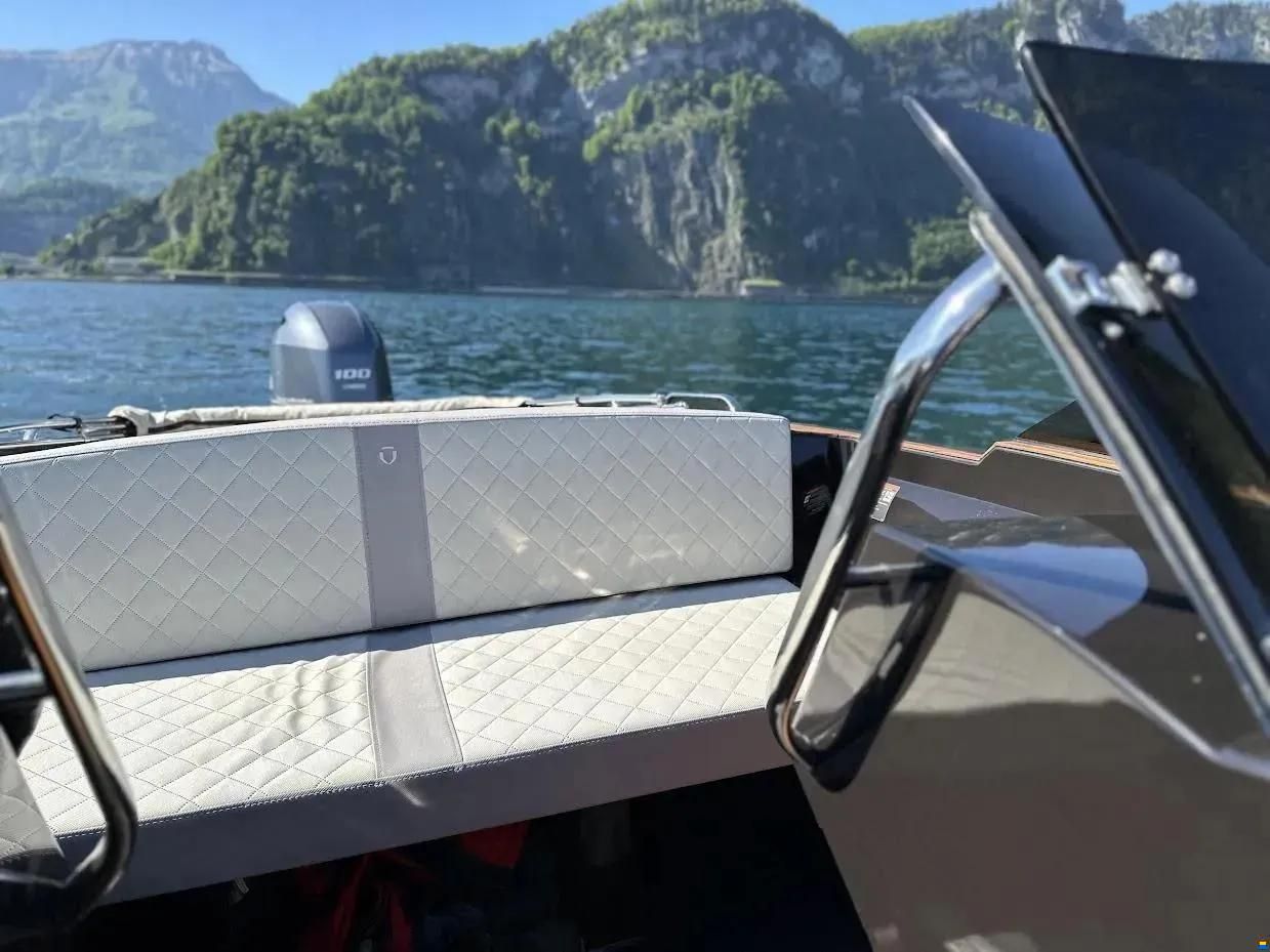 VTS Boats Flying Shark 5.7 Black Capri