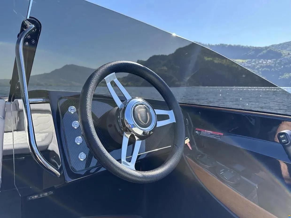 VTS Boats Flying Shark 5.7 Black Capri