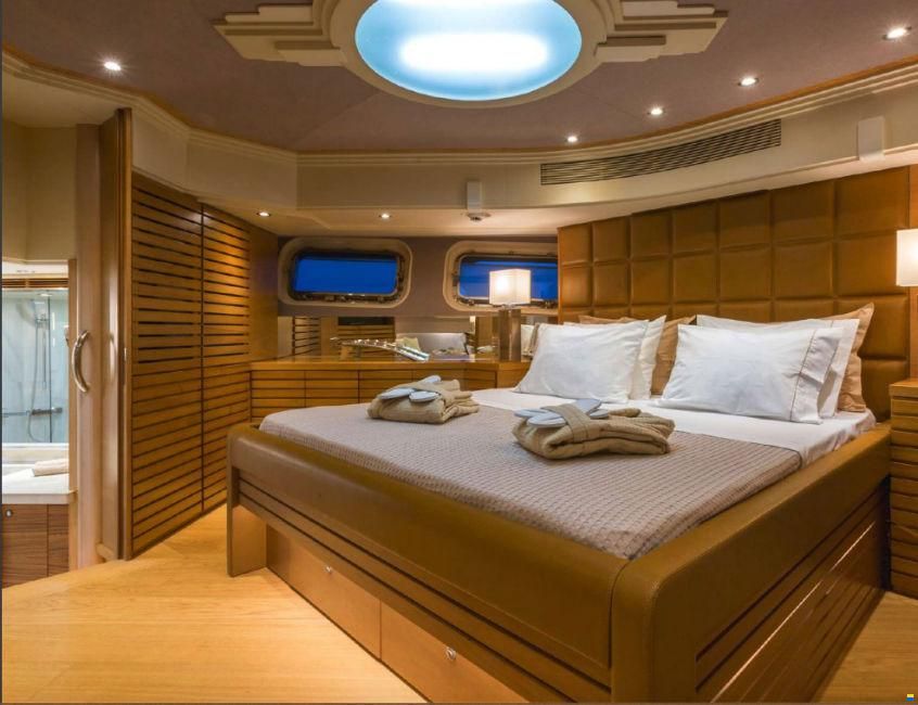 Devonport Yachts 42m.
