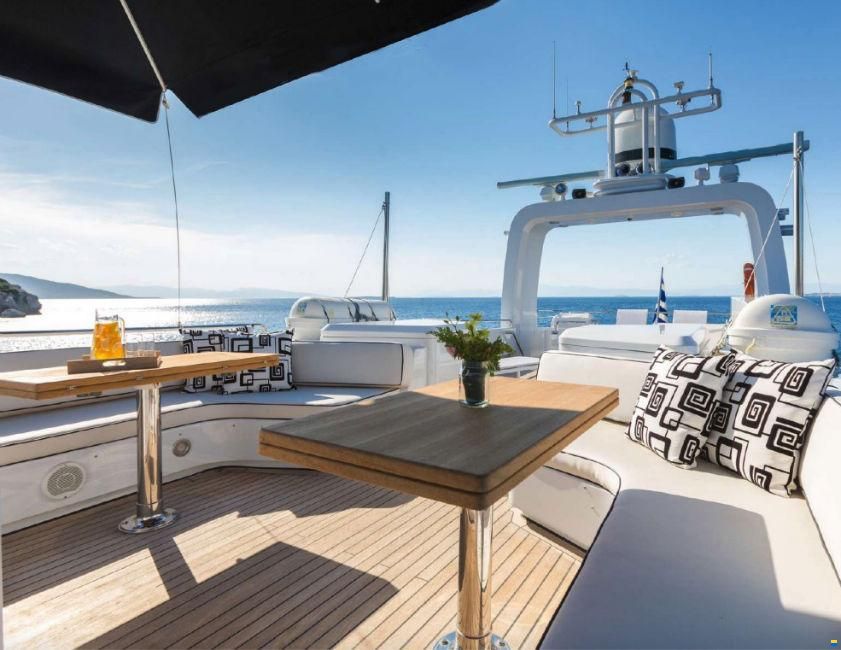 Devonport Yachts 42m.