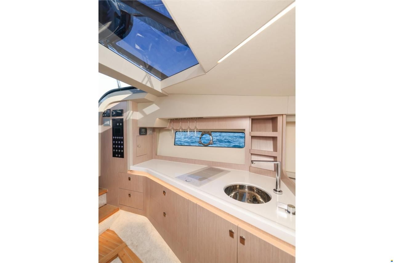 Focus Motor Yacht Forza 37