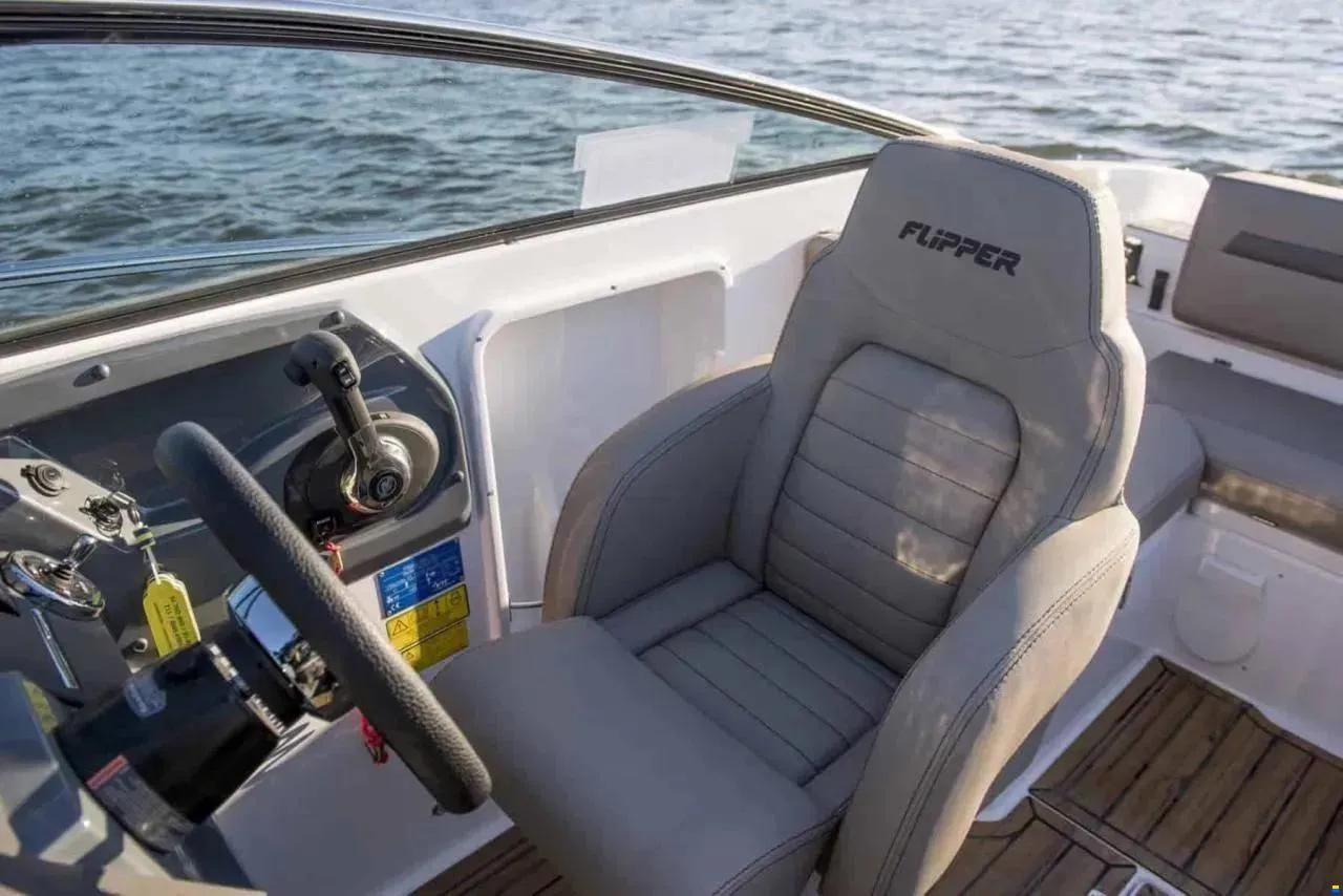 Flipper 650 Day Cruiser