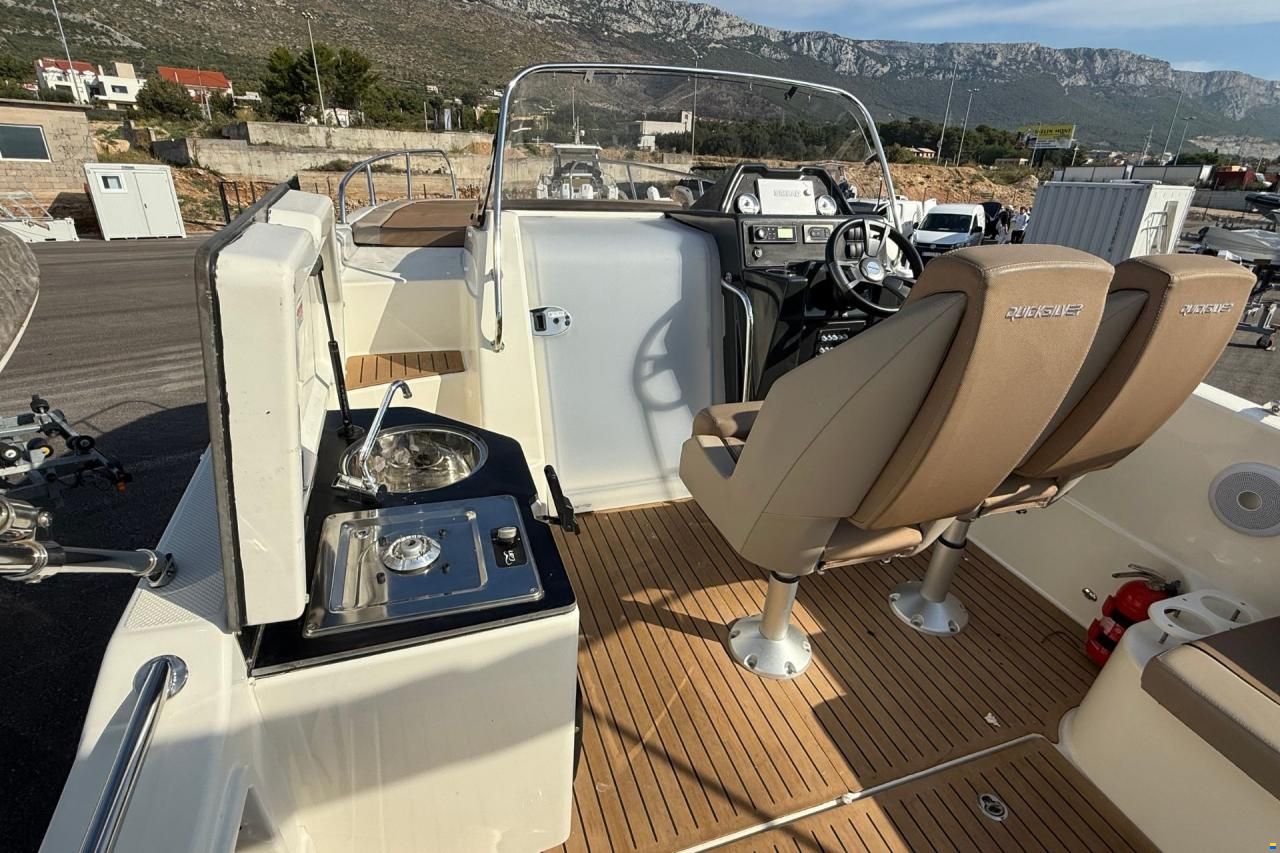 Quicksilver ACTIV 755 SUNDECK