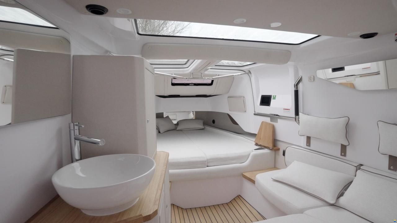 Axopar 37 Cross Cabin