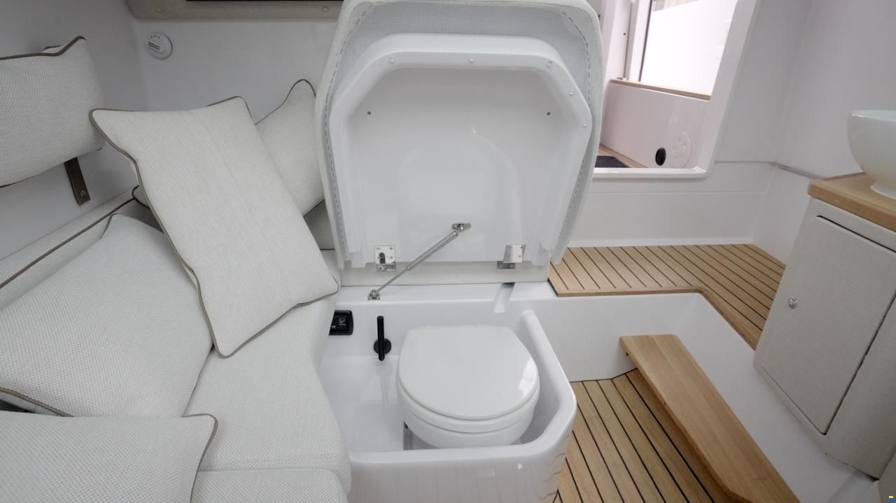 Axopar 37 Cross Cabin