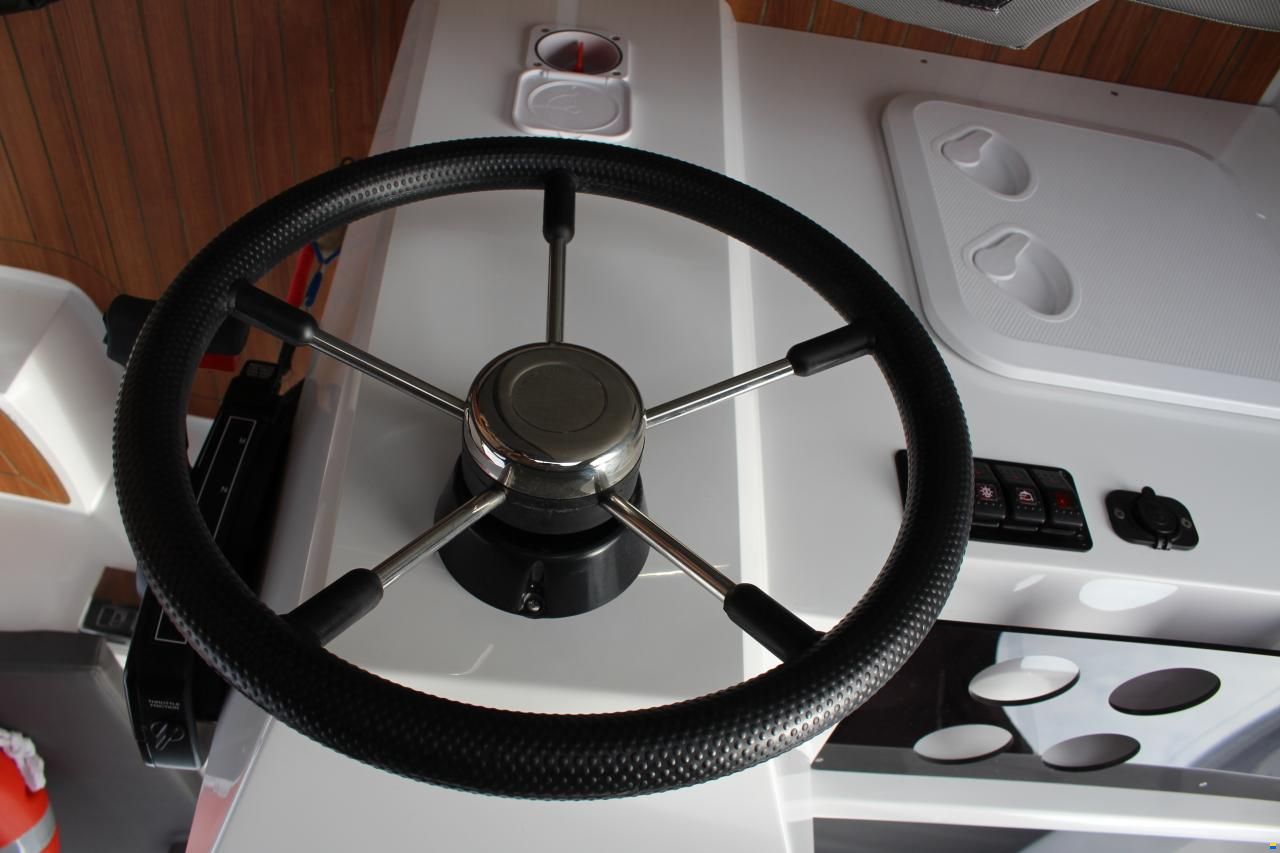 Alonsea Boats 560 mit Konsole Trailer vorhanden