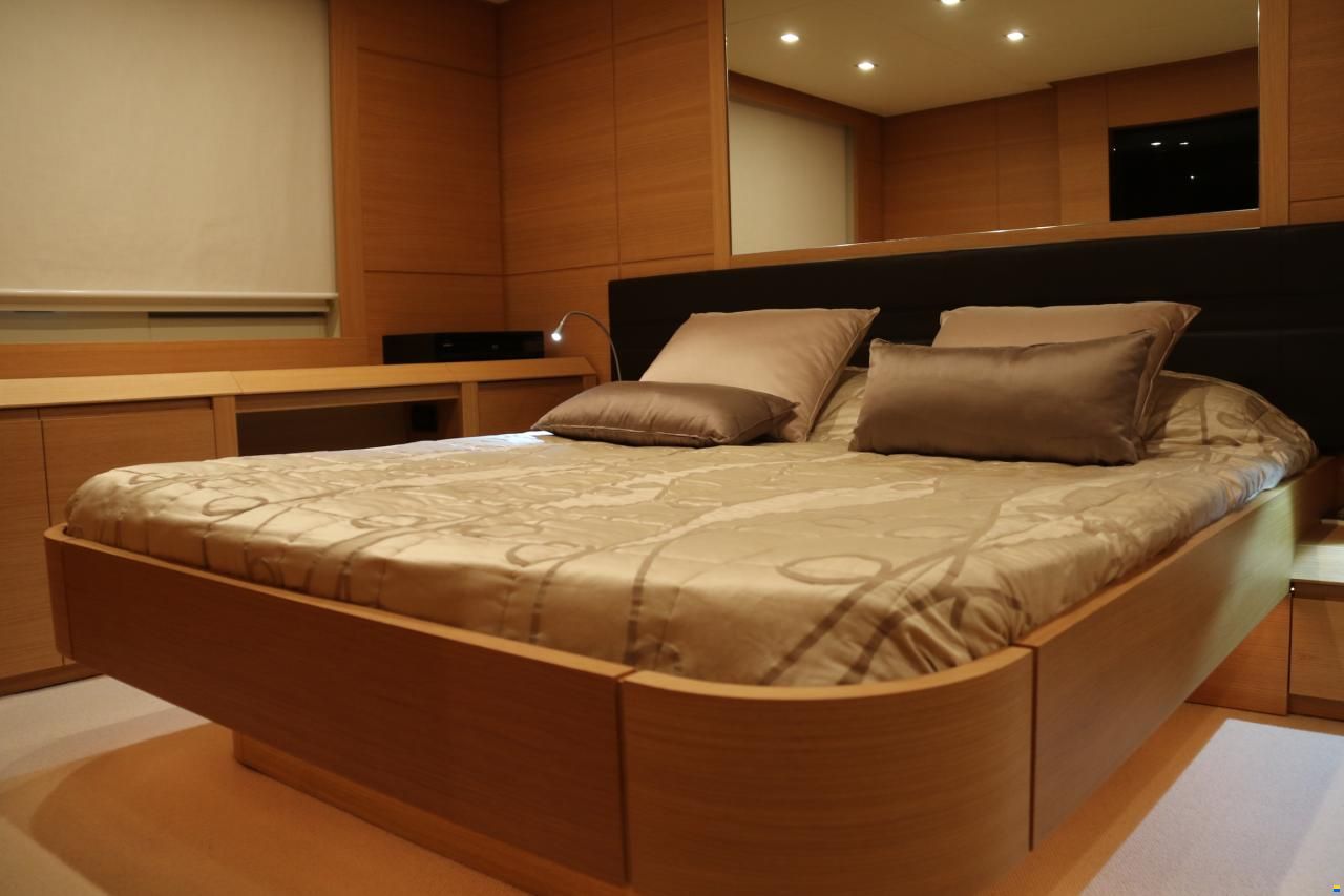 Pershing 64
