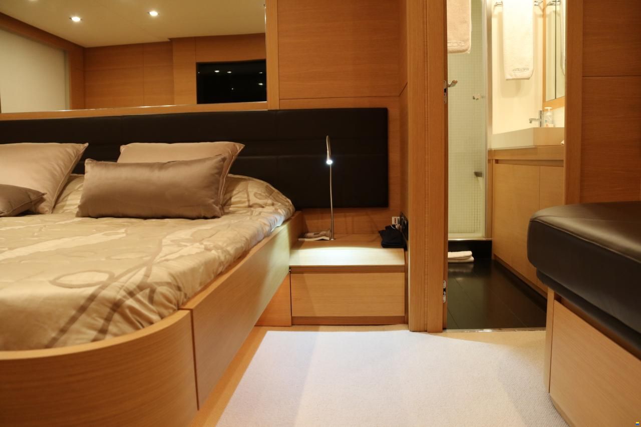 Pershing 64