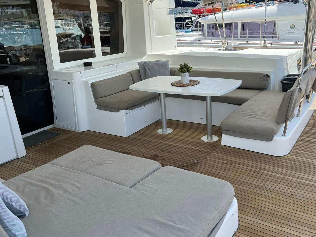 Lagoon 52