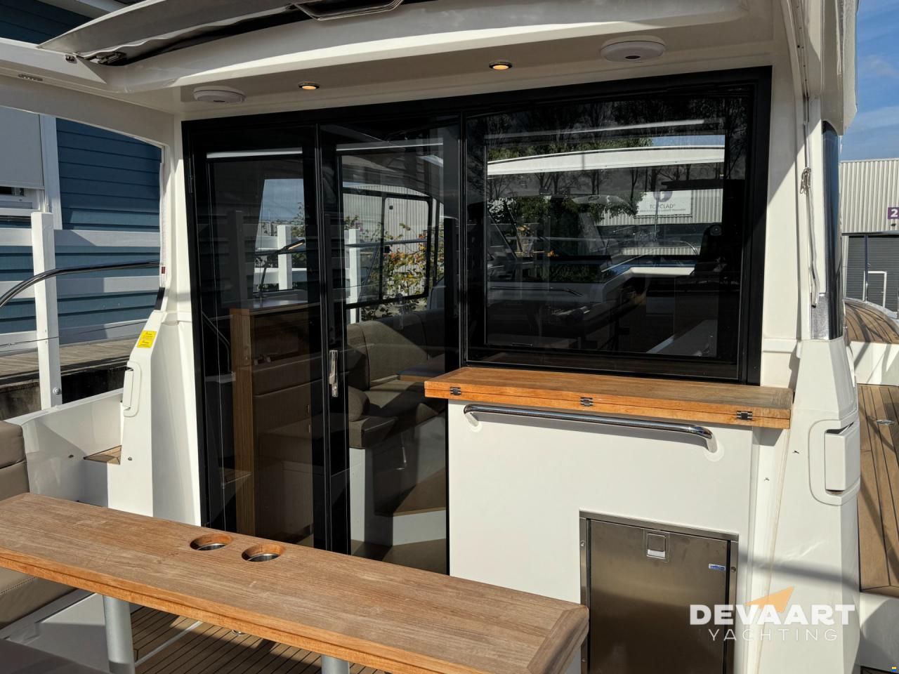 Sealine C335