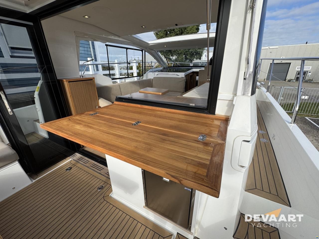 Sealine C335