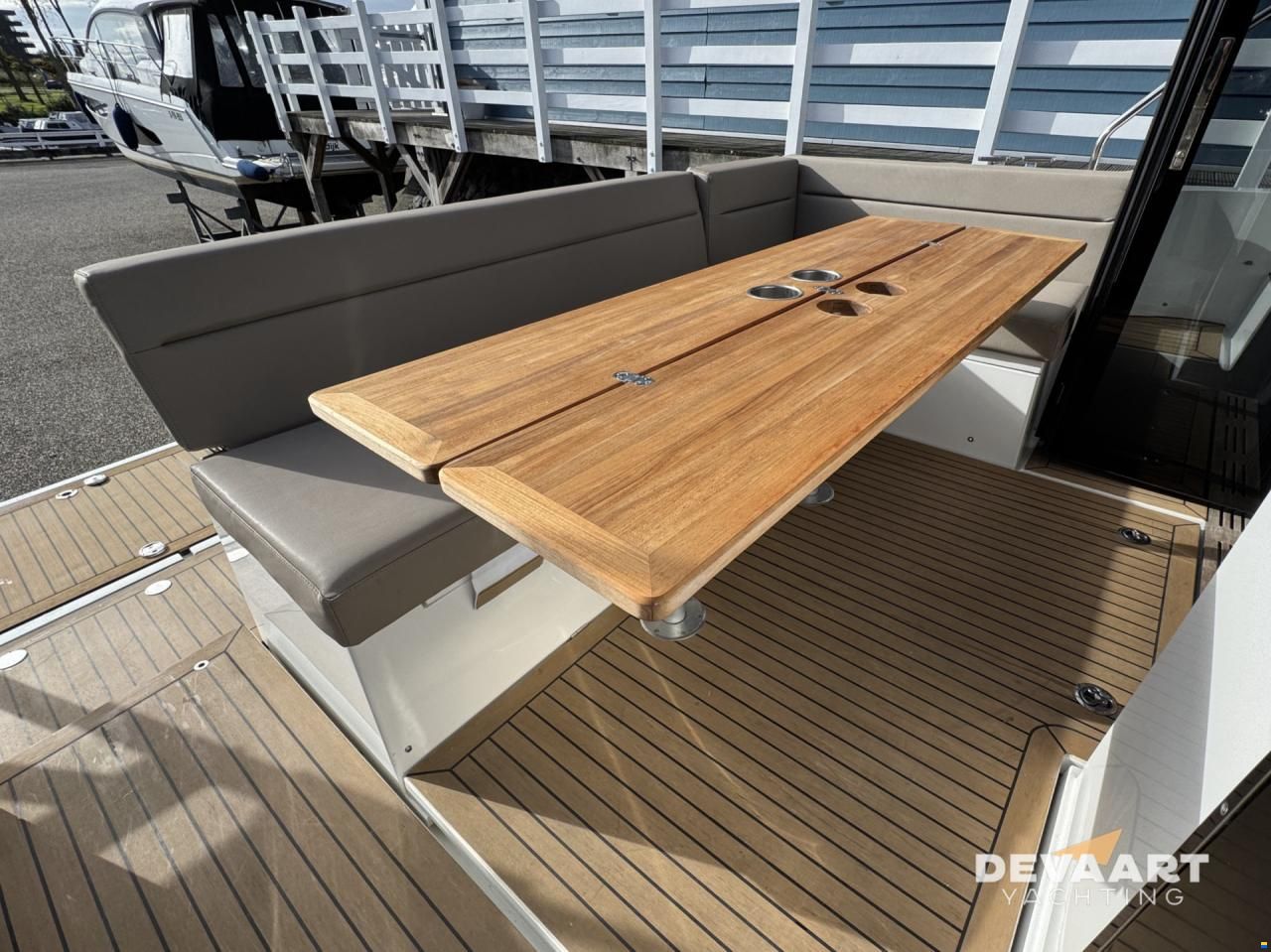 Sealine C335