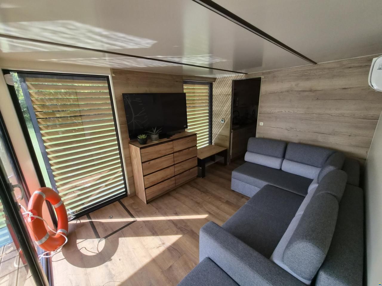 HOUSEBOAT SCHAB 12,1x3m