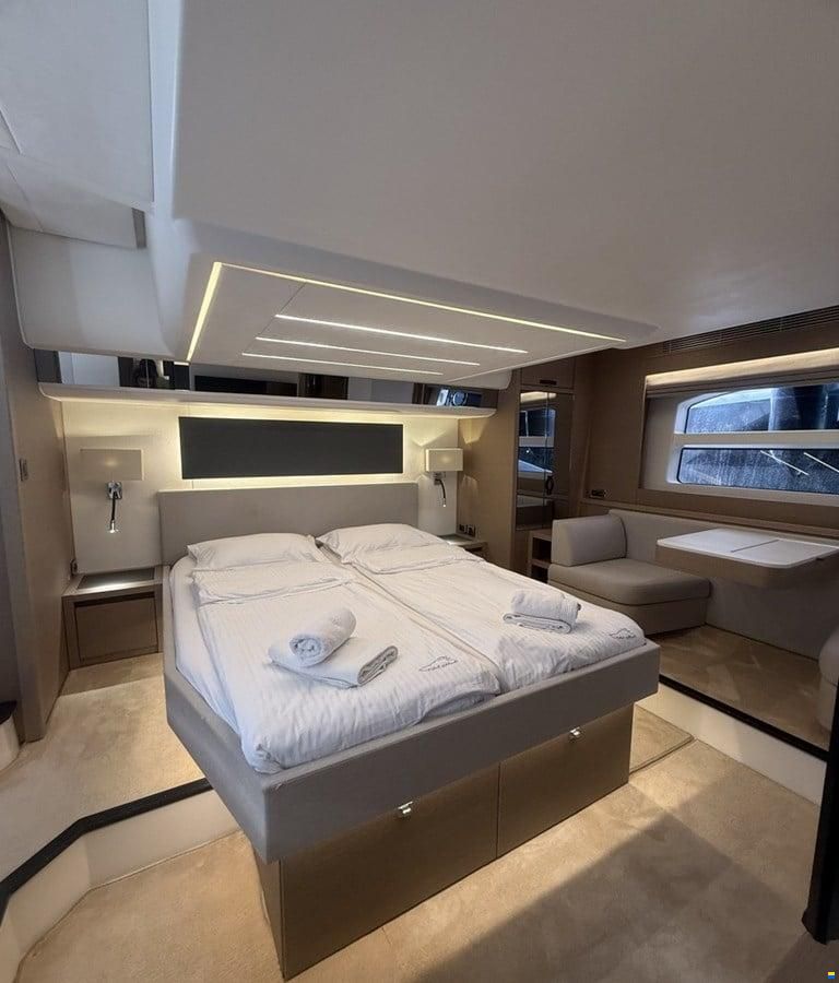 Prestige 590 Fly